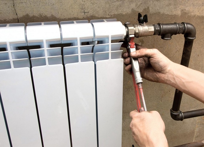 как спустить воздух из радиатора отопления